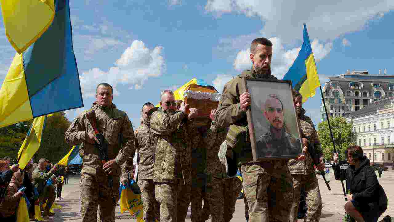 ucraina soldato ucciso bakhmut funerali kiev