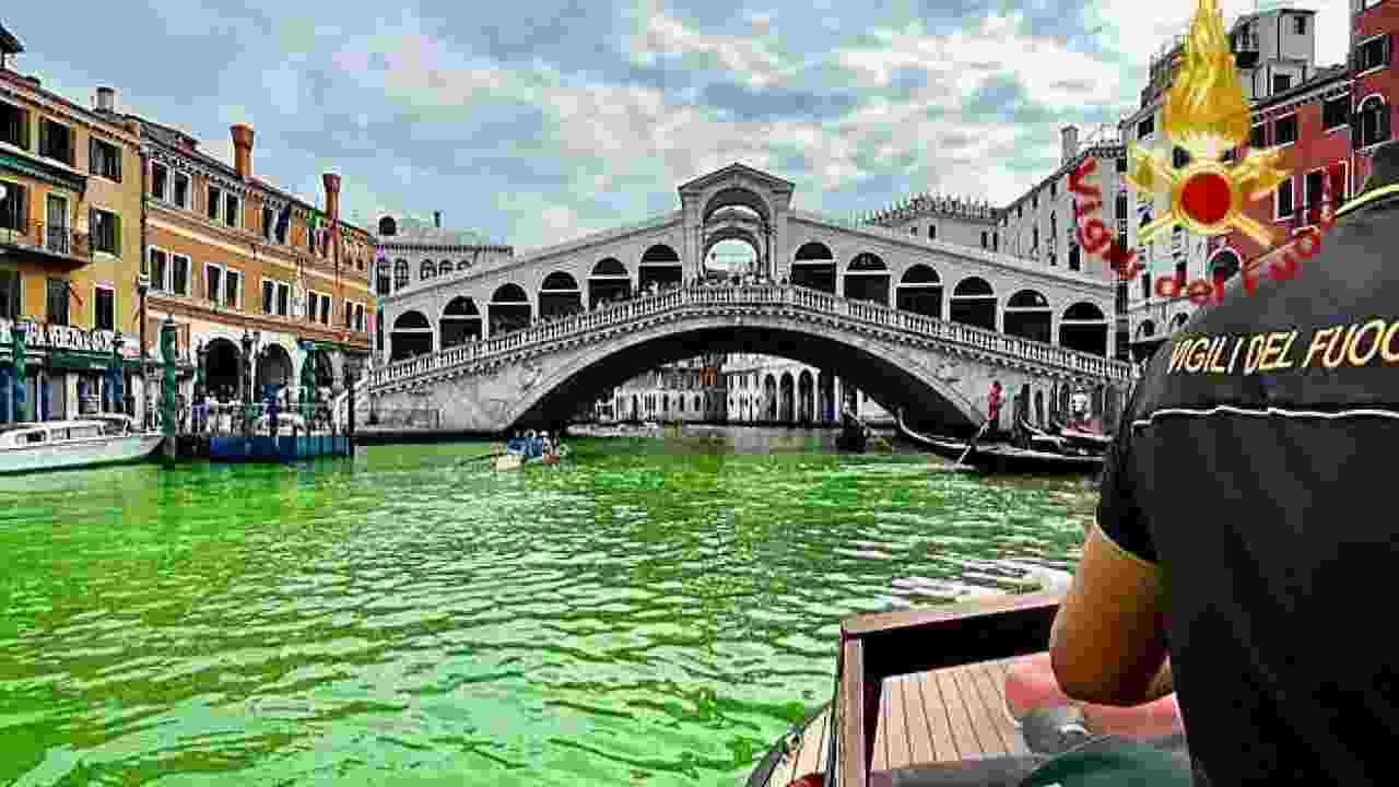 Venezia, il giallo della chiazza verde nel Canal Grande [FOTO, VIDEO]
