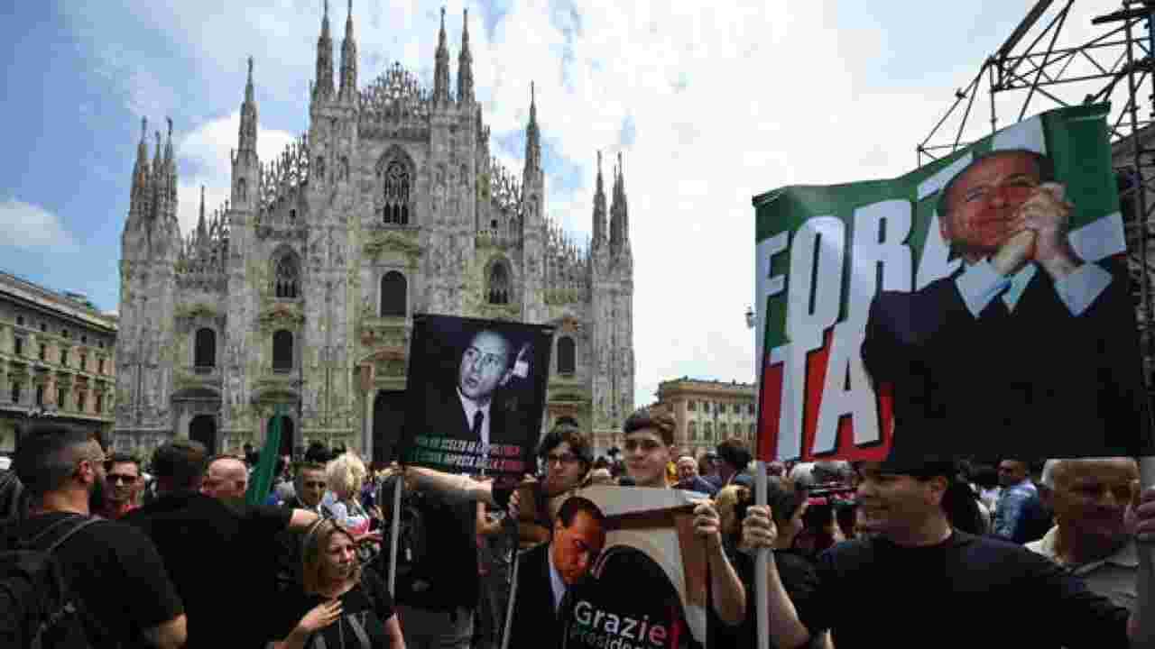 berlusconi funerali duomo milano esterno