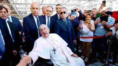 papa francesco dimissioni ospedale gemelli roma folla