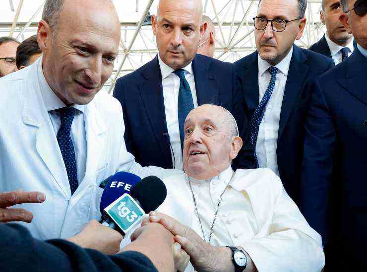 papa francesco chirurgo operazione folla