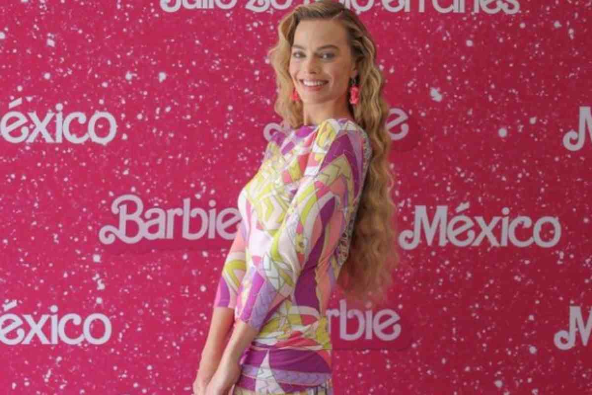 Margot Robbie Barbie manicure