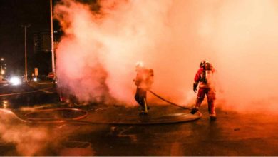 parigi francia scontri pompieri incendi