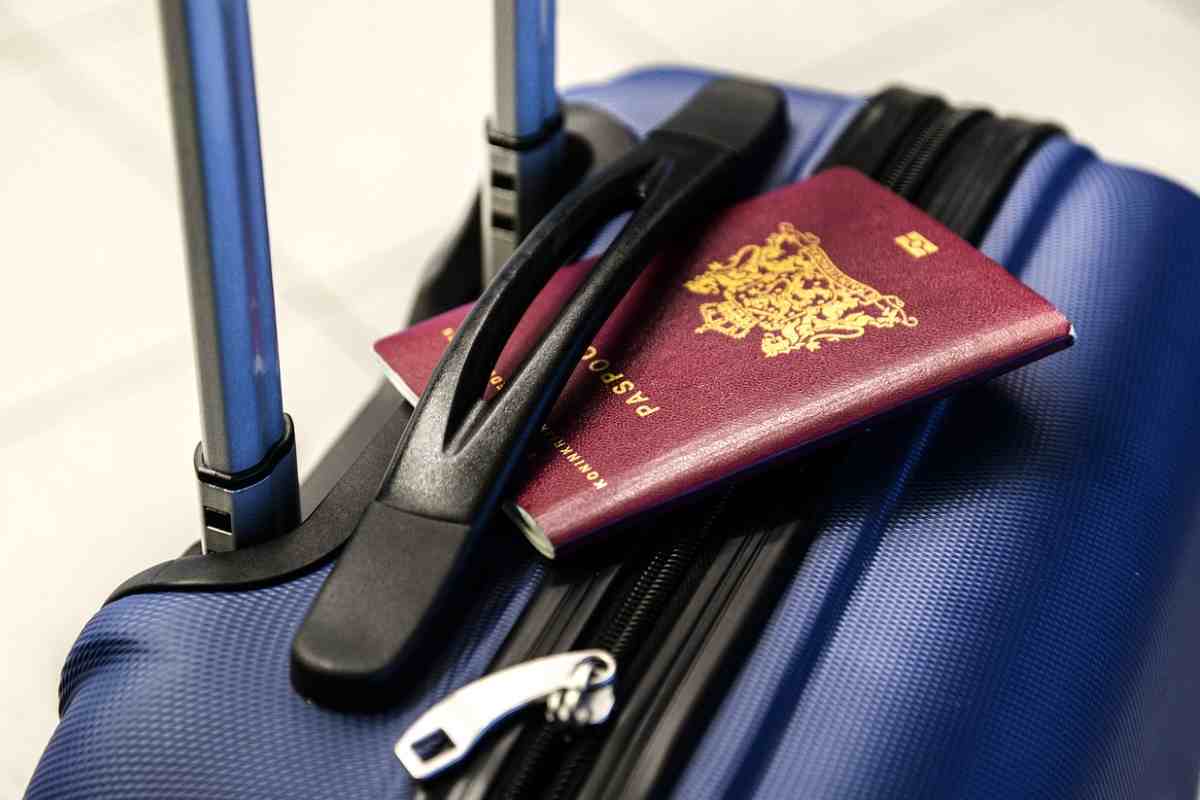 Passaporto e valigia