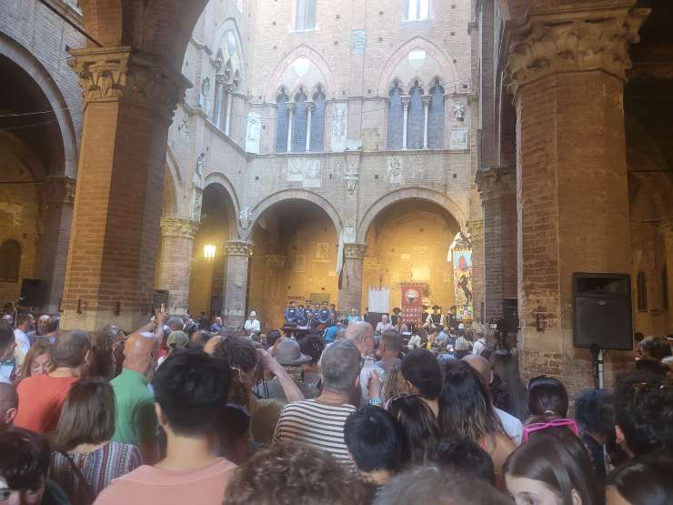 Presentazione del Drappellone del 16 Agosto 2023 di Marco Lodola - Cortile del Podestà di Palazzo Pubblico - Piazza del Campo