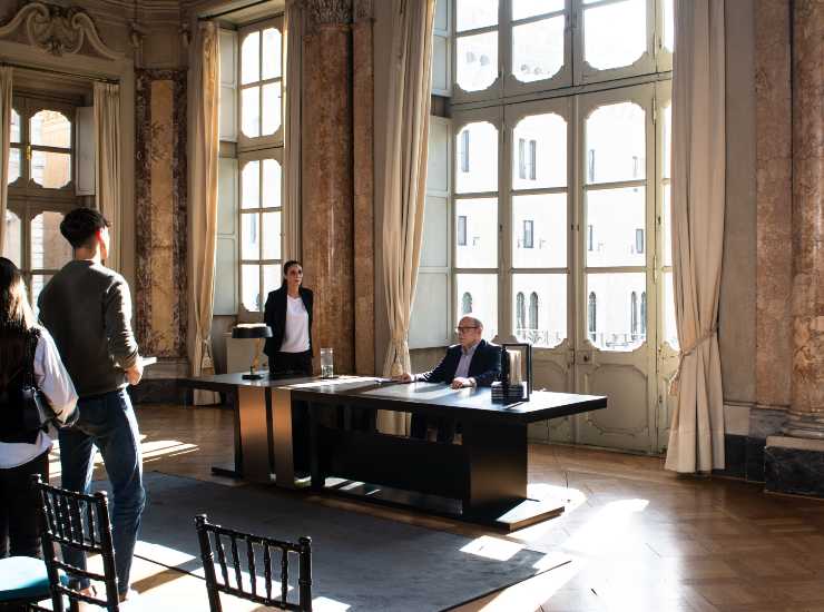 Foto di scena Vita da Carlo 2 - Carlo Verdone alla Coffee House di Palazzo Colonna a Roma