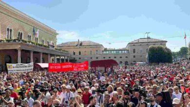 strage bologna folla commemorazione