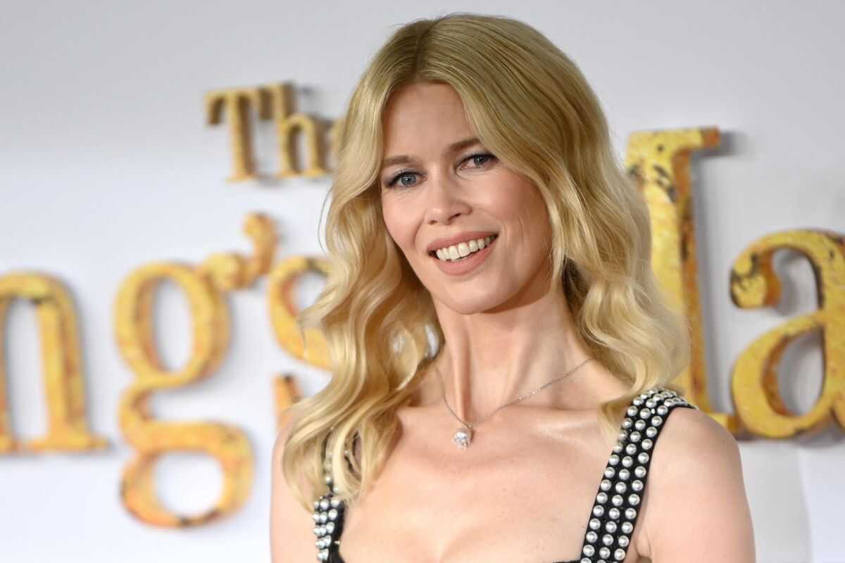 Versace chiude la Milano Fashion Week con Claudia Schiffer