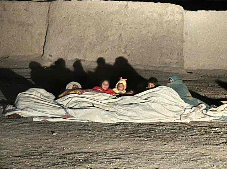 bambini terremoto afghanistan coperte