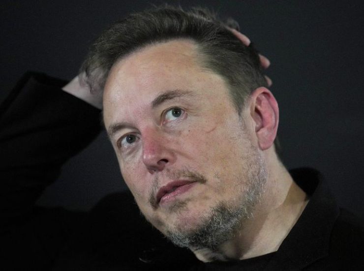 Musk Tesla attacco robot