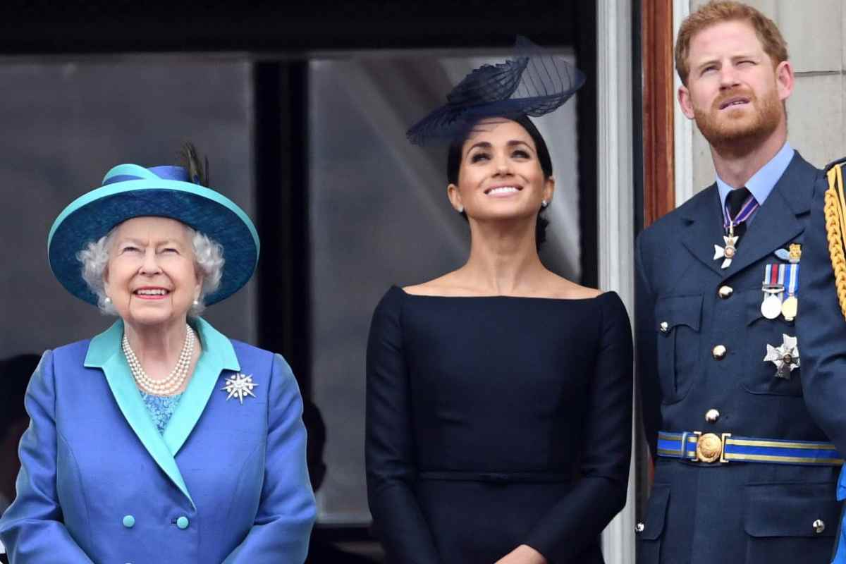 Regina Elisabetta con Harry e Meghan