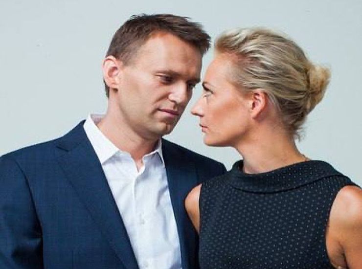 La moglie di Navalny col marito in un'immagine postata su X dall'account ufficiale dell'oppositore di Putin