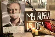 Navalny cartelli candele fiori commemorazione