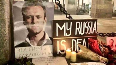 Navalny cartelli candele fiori commemorazione