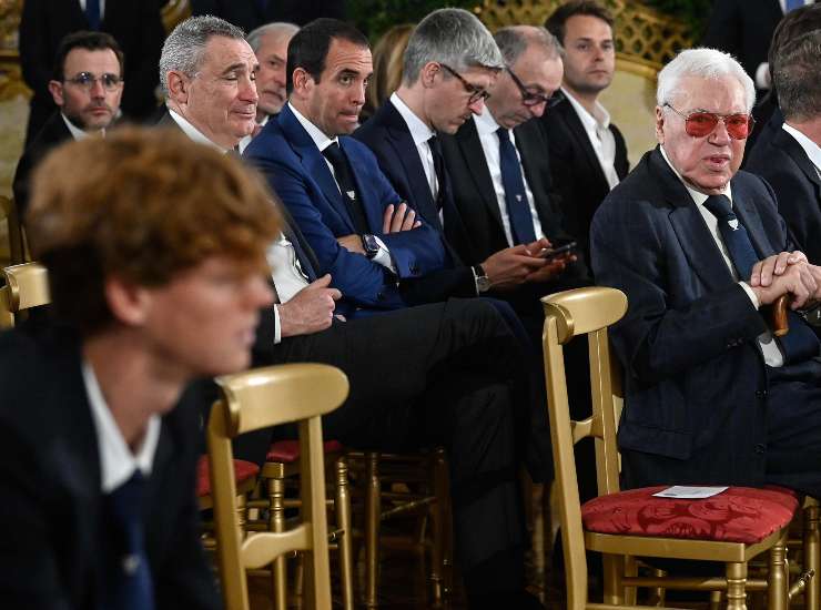 Jannik Sinner (S) e Nicola Pietrangeli (D) durante l'incontro al Quirinale tra il presidente della Repubblica e gli azzurri vincitori della Coppa Davis, Roma, 1 febbraio 2024. 