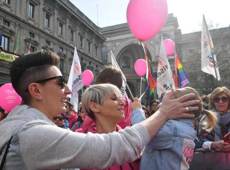 corteo milano coppie gay 