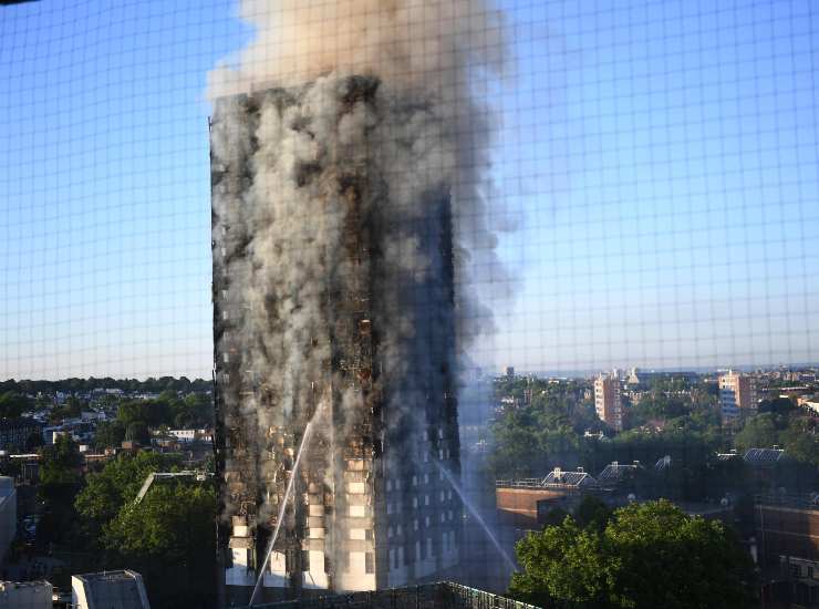 torre grenfell londra incendio valencia paragone