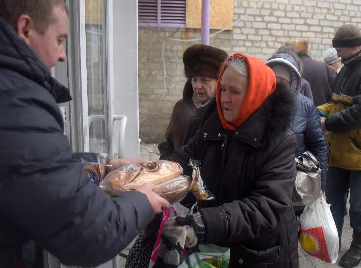 Ucraina Avdiivka distribuzione cibo 