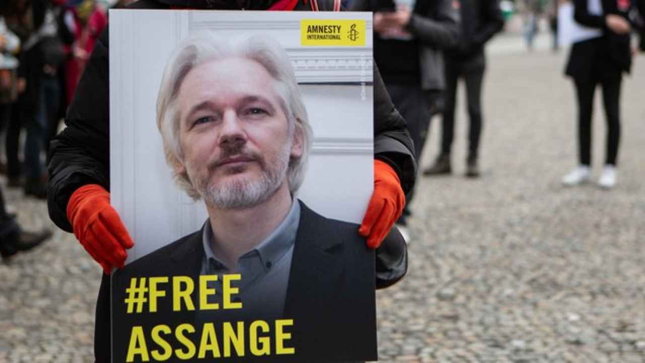 Julian Assange alta corte rinvio decisione al 20 maggio