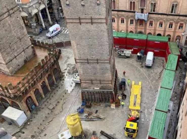 Torre Garisenda Bologna messa in sicurezza