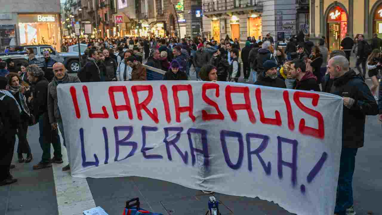 Attivisti Ilaria Salis Napoli striscione