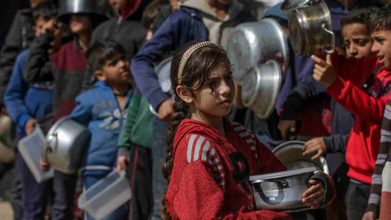 bambini Gaza pentole cibo