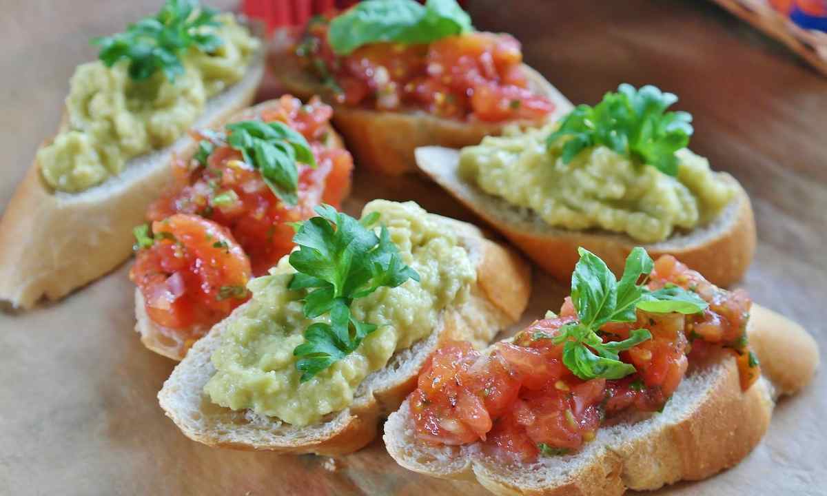 Bruschette croccanti con Guacamole e pomodorini