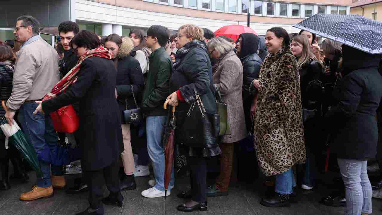 folla udienza revisione processo strage Erba