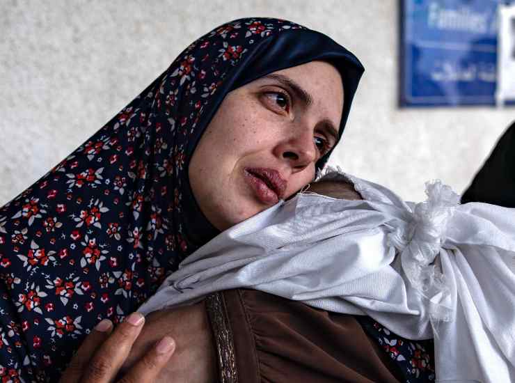 Striscia Gaza donna bambini morti