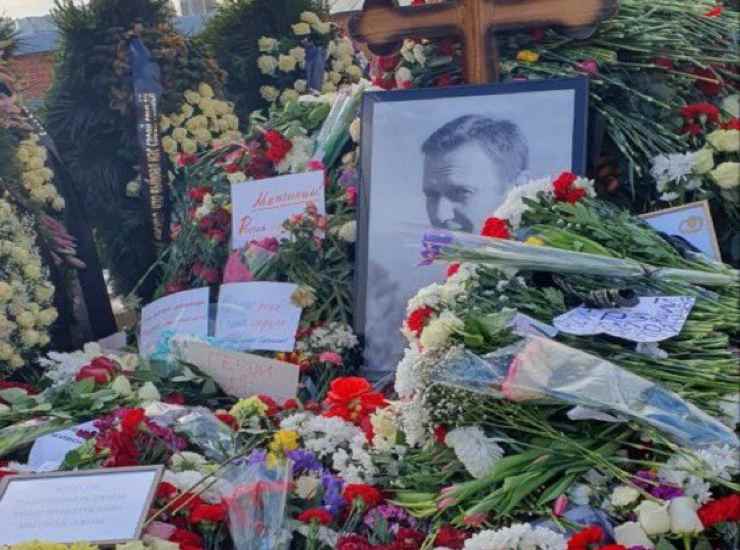 Fiori tomba Navalny Mosca