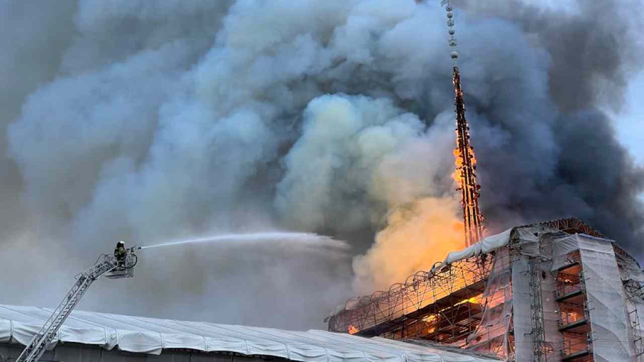 Copenhagen incendio guglia crollata