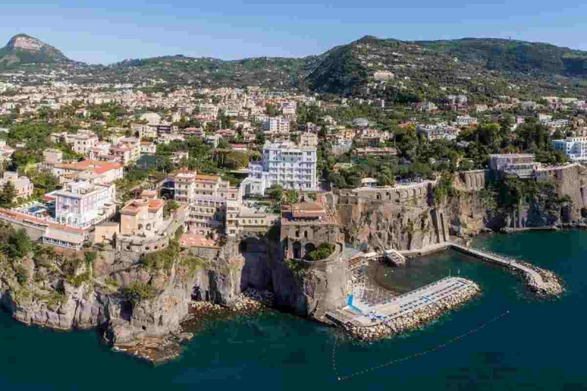 Tra lusso e storia incantata: Sorrento e l’Hotel Mediterraneo