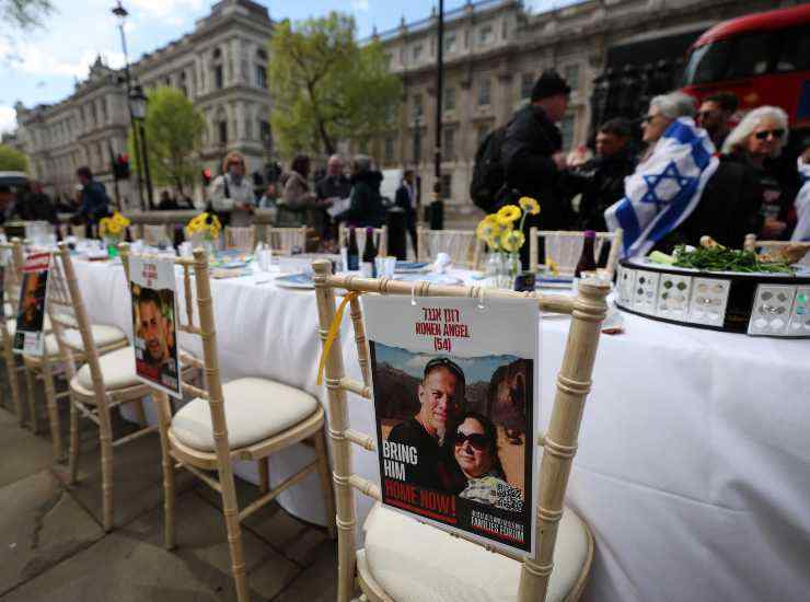 Ostaggi Israele sedie vuote Londra