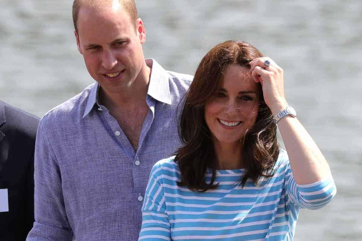 Il principe William parla della salute di Kate durante la visita reale