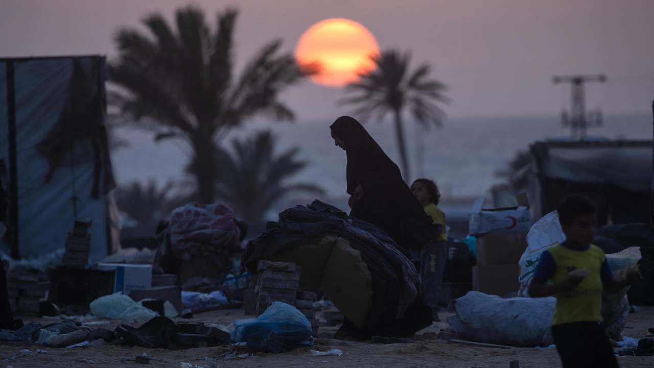 Rafah, Israele ammassa le truppe al confine: centinaia di migliaia di palestinesi in fuga