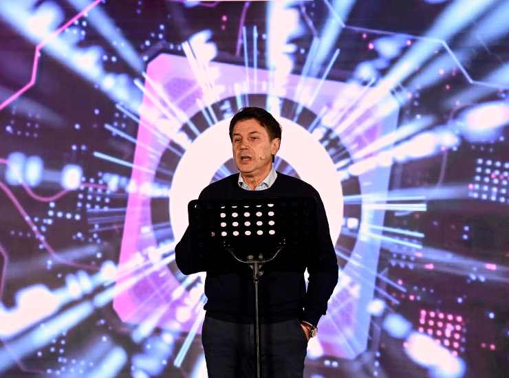 Giuseppe Conte allo scontro con Grillo sul destino del M5S