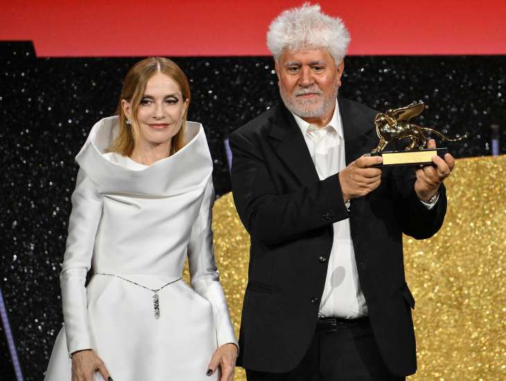 Pedro Almodóvar ritira il Leone d'Oro