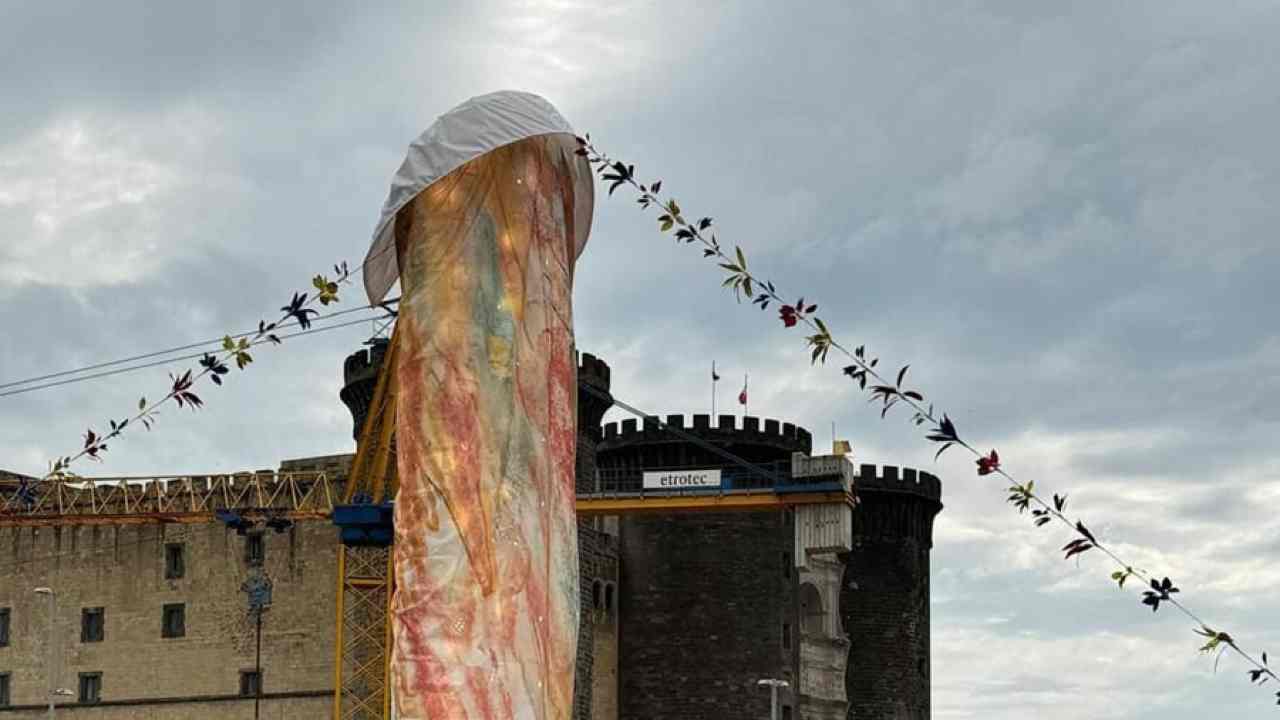 Monumento Pulcinella di Gaetano Pesce