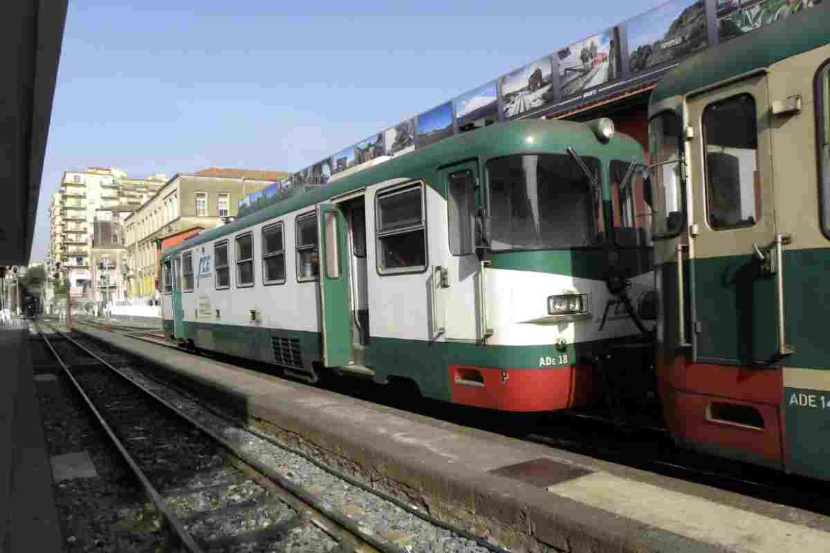 La Ferrovia Circumetnea è una linea ferroviaria a scartamento ridotto che circonda il vulcano attivo più grande d’Europa, l’Etna
