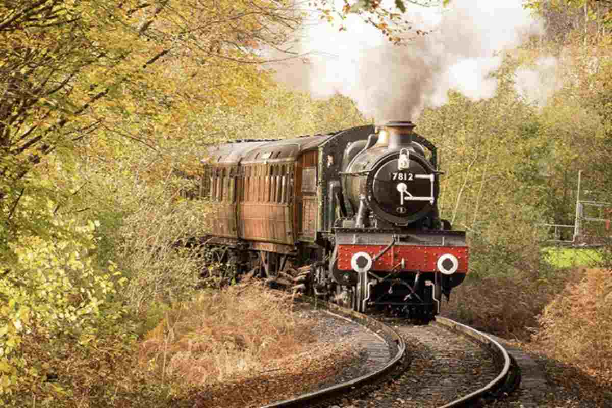 Tra le proposte più affascinanti per i mesi autunnali spiccano i viaggi a bordo delle ferrovie turistiche italiane,