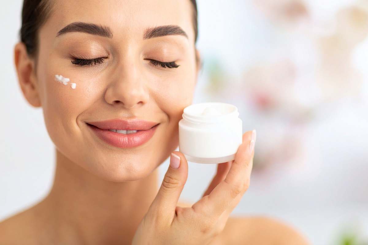 La crema viso che costa poco più di 5 euro e vale quanto una seduta dall’estetista