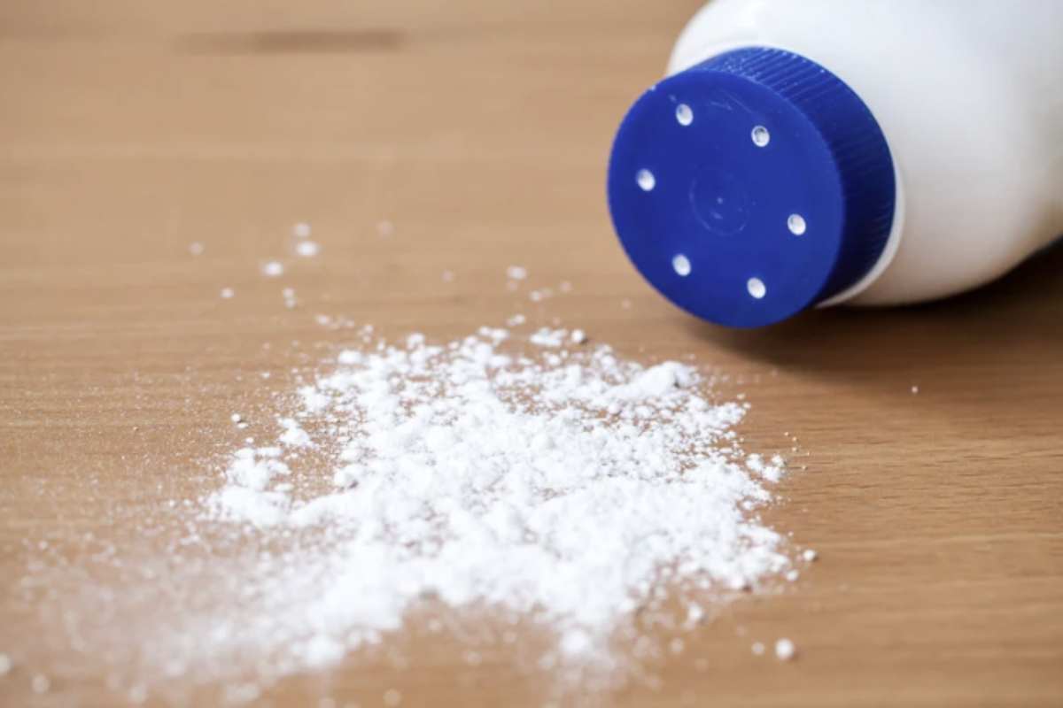 Esiste un metodo casalingo semplice e sorprendentemente efficace per eliminare queste antiestetiche tracce senza dover ricorrere al lavaggio completo.