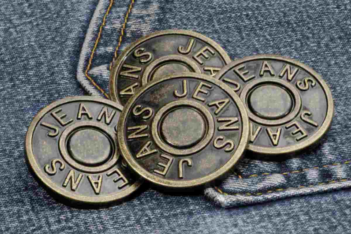 La tela di jeans, sinonimo di versatilità e resistenza, domina ancora una volta le passerelle e le strade, confermandosi come tendenza imperdibile per l’Autunno