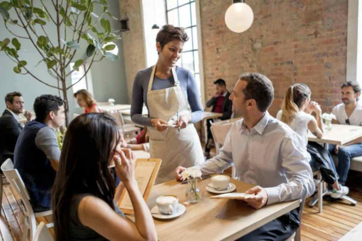 In un’epoca in cui prevalgono spesso atteggiamenti autoreferenziali, il gesto di sparecchiare volontariamente rappresenta un segnale