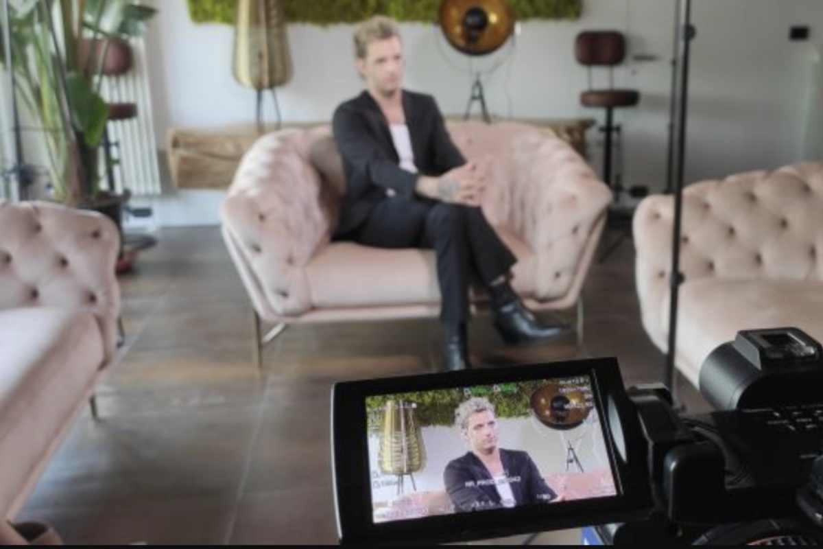 Sebbene nato a Verona, Lauro si considera un romano doc, avendo trascorso la sua infanzia e giovinezza nei quartieri popolari di Roma nord