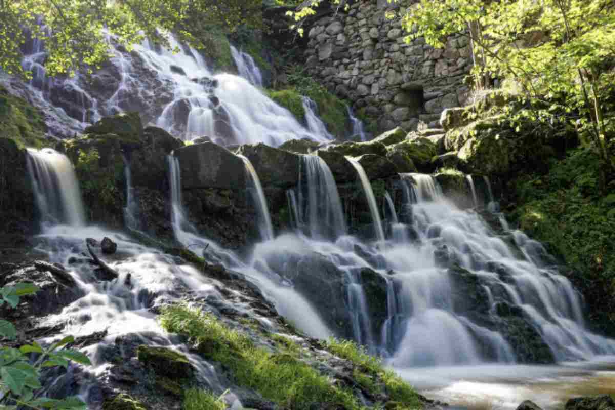 Visitare le Cascate di Lequarci in autunno non è solo un’occasione per ammirare un luogo di straordinaria bellezza