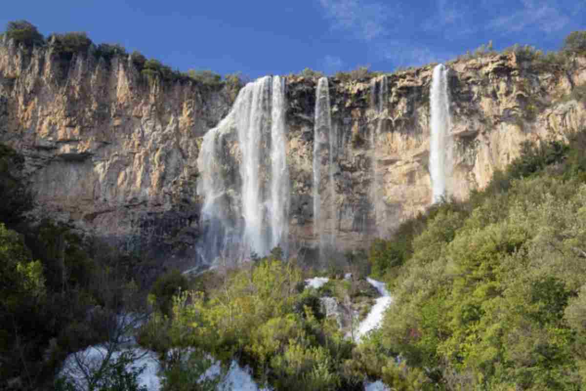 In particolare, le Cascate di Lequarci in Sardegna si confermano una meta imperdibile per chi desidera immergersi nella natura