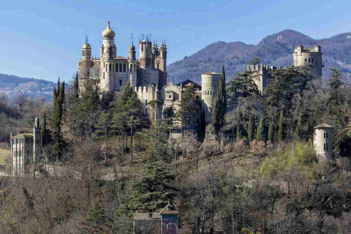 Questa dimora, costruita nella seconda metà dell’Ottocento dal conte Cesare Mattei, è molto più di una semplice residenza storica.