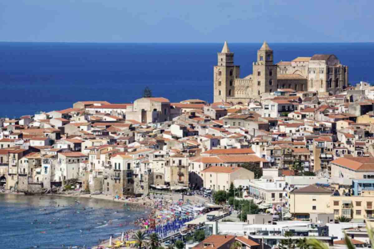 Cefalù non è solo una meta turistica, ma una comunità che durante l’estate vede la popolazione triplicare, superando le 40.000 presenze.
