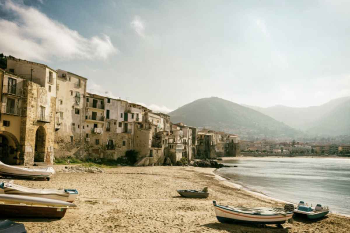 La celebre cittadina costiera del Palermitano, con i suoi 13.836 abitanti, ha registrato nel solo periodo gennaio-settembre 2025